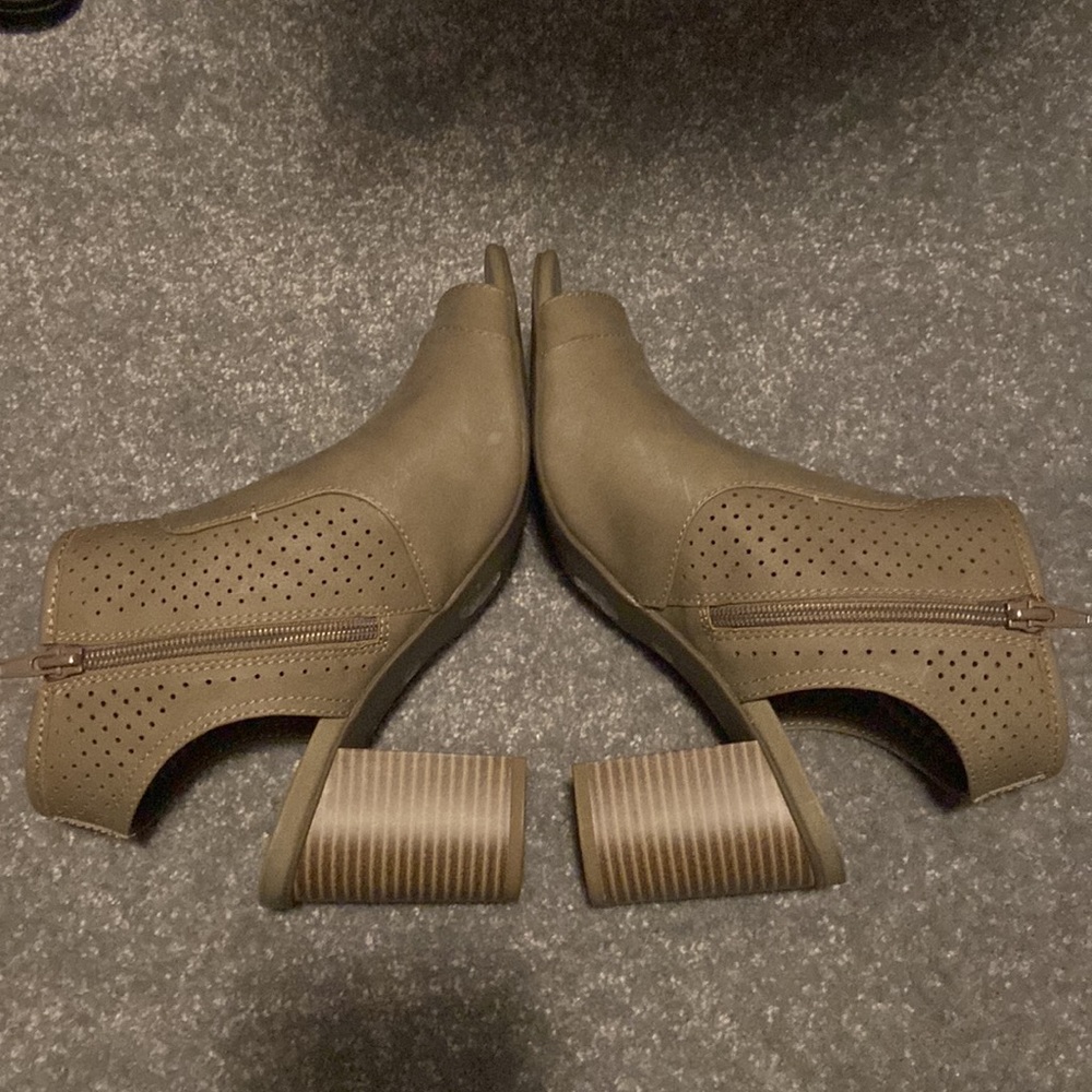 Heels - Picture 4 of 5